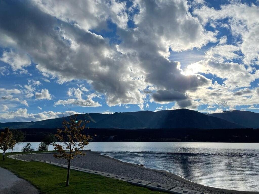 Akiskinook At Windermere Lake - Private Beach Access - New Pool And Hot Tub Now Open! インヴァーミア エクステリア 写真